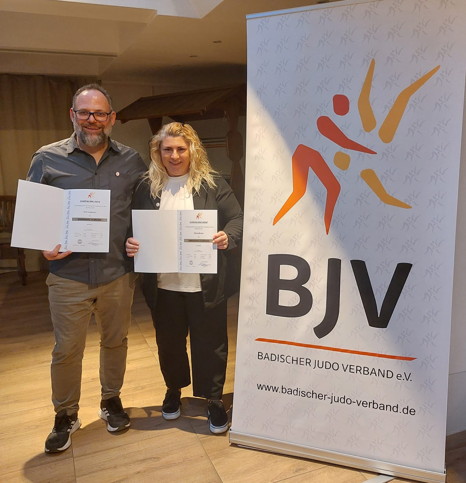 Bild Diana Braun und Ralf Jungbauer mit bronzener Ehrennadel